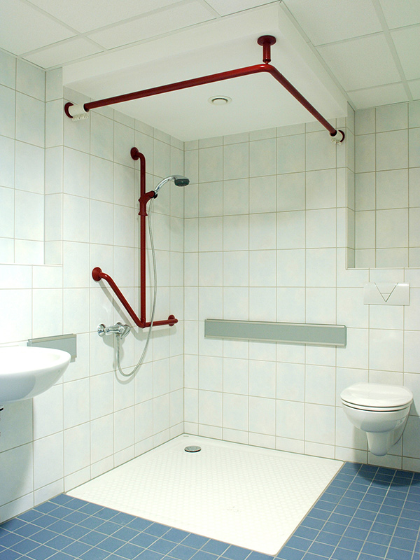 GSG_Schwellenfrei_01_600x800px_sRGB Schwellenfreie Dusche mit roten Haltegriffen und Duschvorhangstange in einem gefliesten Bad