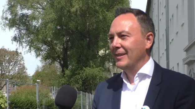 David-Meurer David Meurer im Interview vor einem modernisierten Wohngebäude im Freien