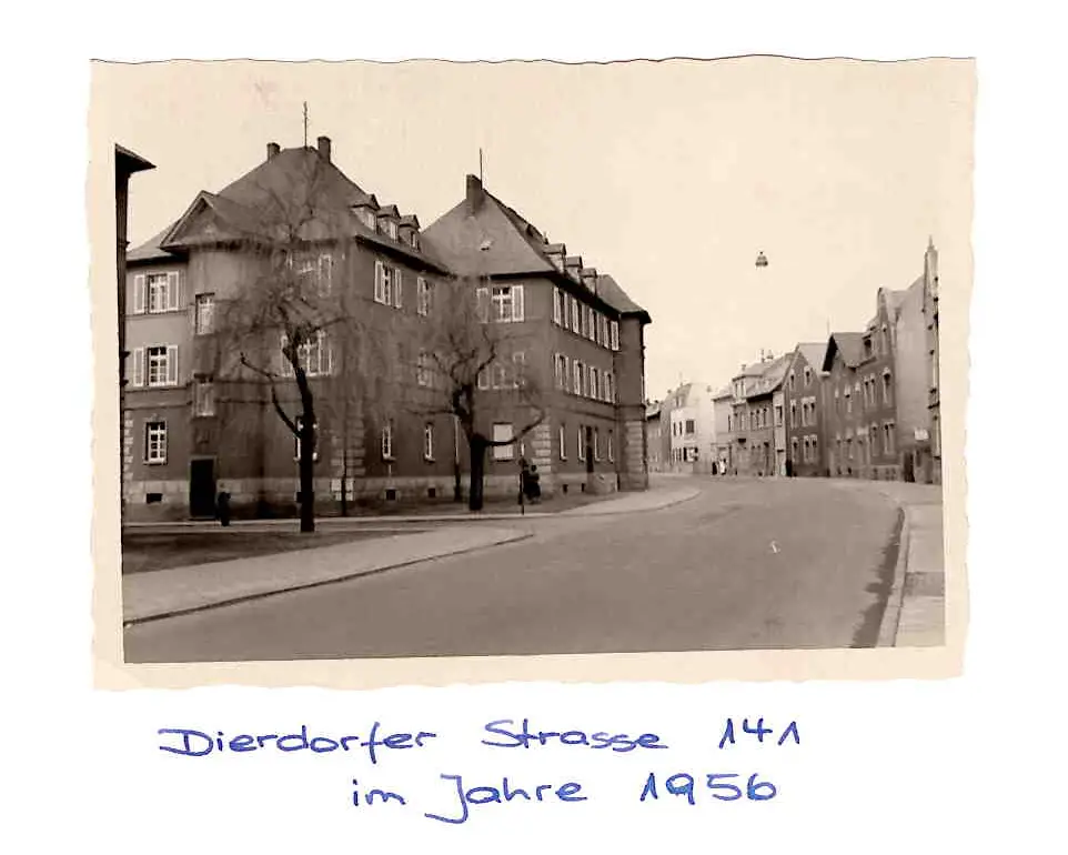 GSG-100-Jahre-Dierforder-Strasse Historische Ansicht der Dierdorfer Strasse mit typischen Wohngebäuden im Jahr 1956