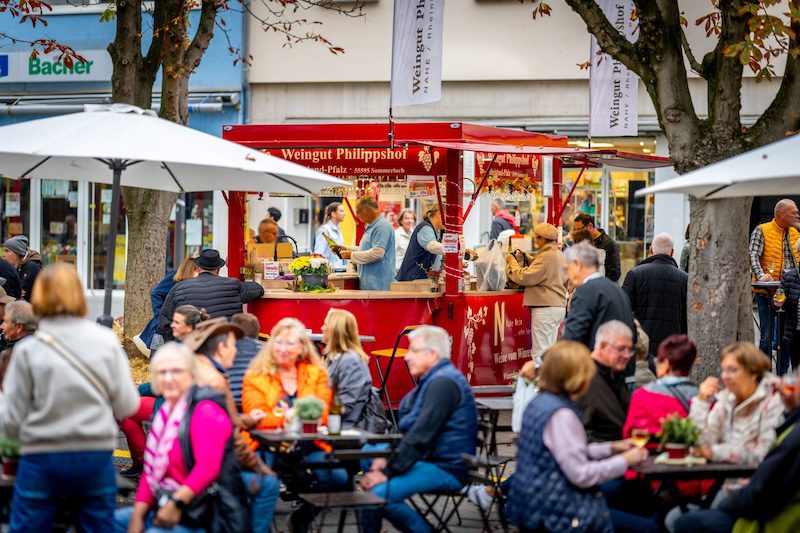 Weinstand der Weingut Philippshof mit Besuchern und weißen Schirmen bei den Neuwieder Markttagen